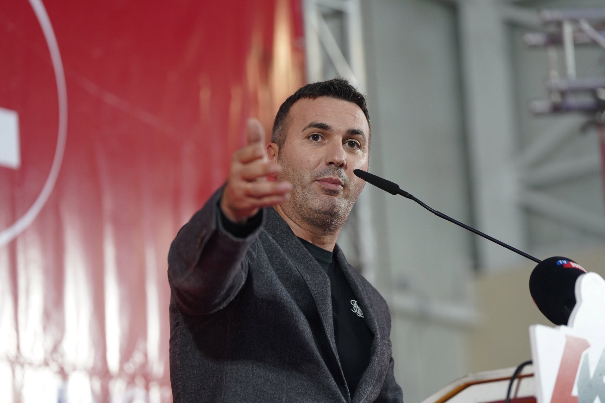 arber-ademi-i-pergjigjet-adnan-azizit-shqiptaret-nuk-do-te-harrojne-dinjitetin-e-22-viteve-as-poshterimin-nga-servilizmi-politik