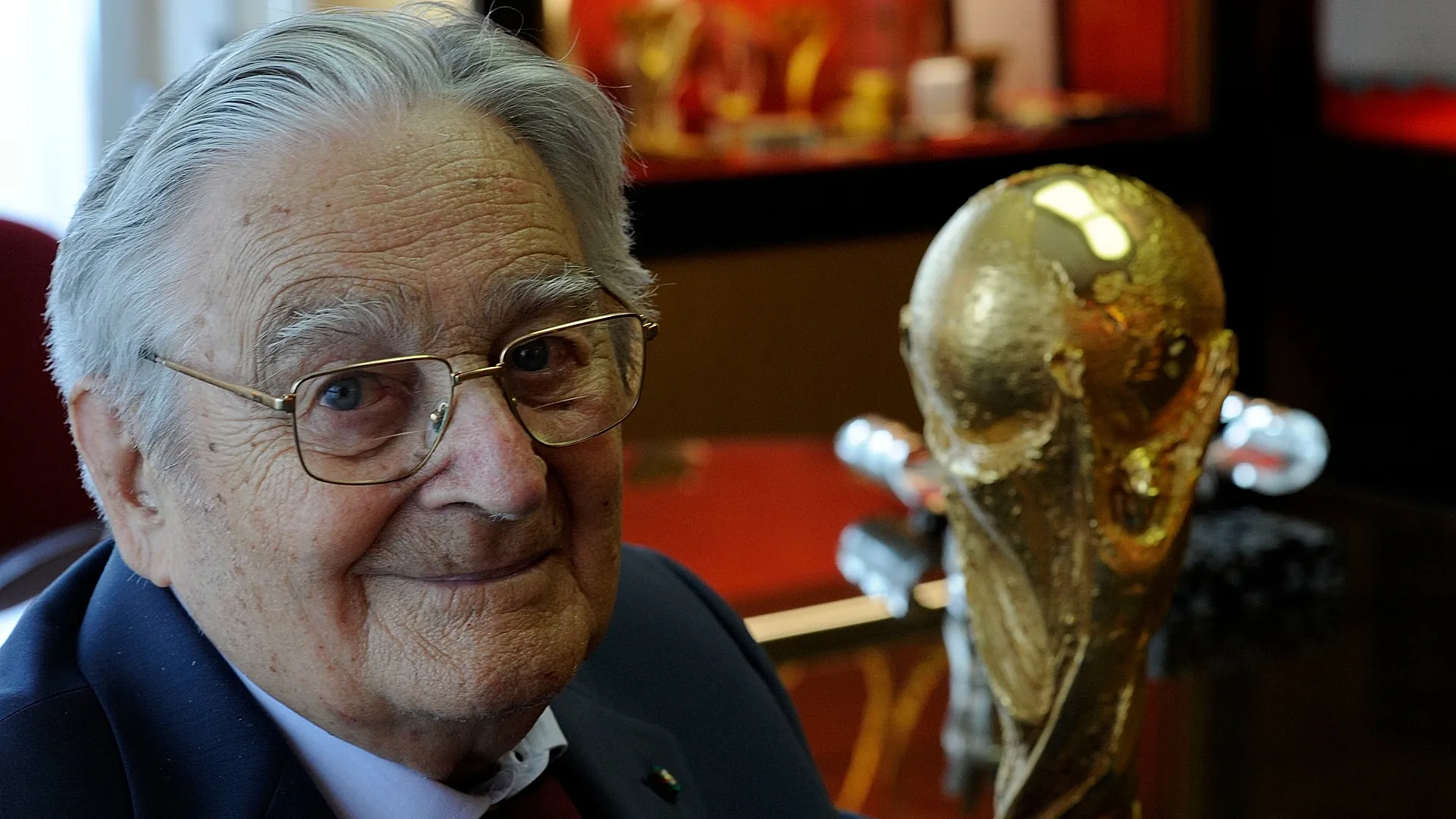 Kush e krijoi trofeun e Kupës së Botës  Historia e skulptorit italian Silvio Gazzaniga