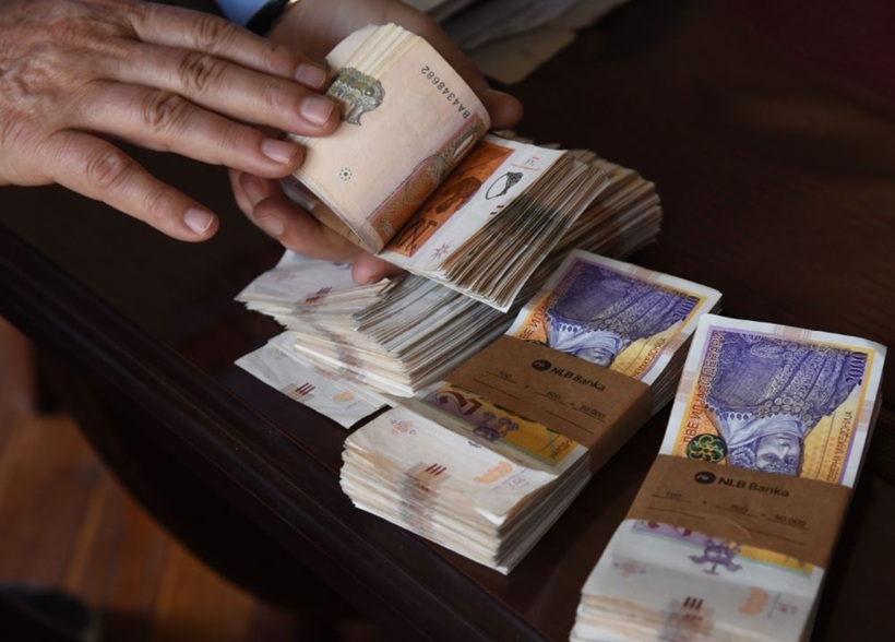 punonjesi-i-universitetit-te-tetoves-dyshohet-se-pervetesoi-mbi-3-3-milione-denare-nga-pagesat-e-studenteve