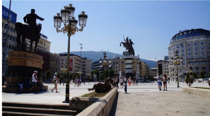 Mashtrohet 73-vjeçari në sheshin “Maqedonia” në Shkup, dy persona i marrin 800 euro në këmbim i japin diamant, më vonë e kupton se ishin bizhuteri