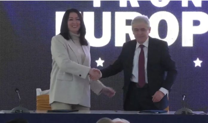Unioni i Romëve pjesë e “Frontit Europian”, Ali Ahmeti nënshkroi marrëveshje me Fatma Osmanovskën