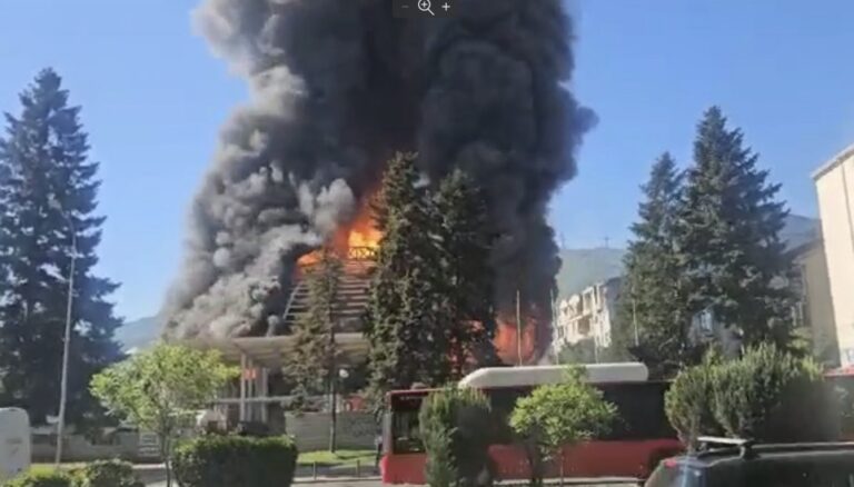 Salla Universale në Shkup kaplohet nga zjarri!