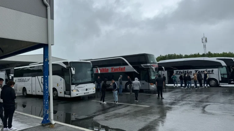 Kurti: Një ditë pas votimit në favor të Kosovës në KiE, Serbia hakmerret duke i mbajtur peng në pikat kufitare autobusët me udhëtarë nga Kosova
