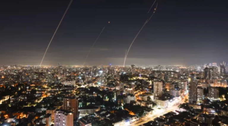 Irani nis sulmin ushtarak ndaj Izraelit, lëshon dhjetëra dronë