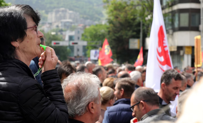 “Me pagat që marrim mezi arrijmë ta mbyllim muajin” – Punëtorët protestojnë në Shkup